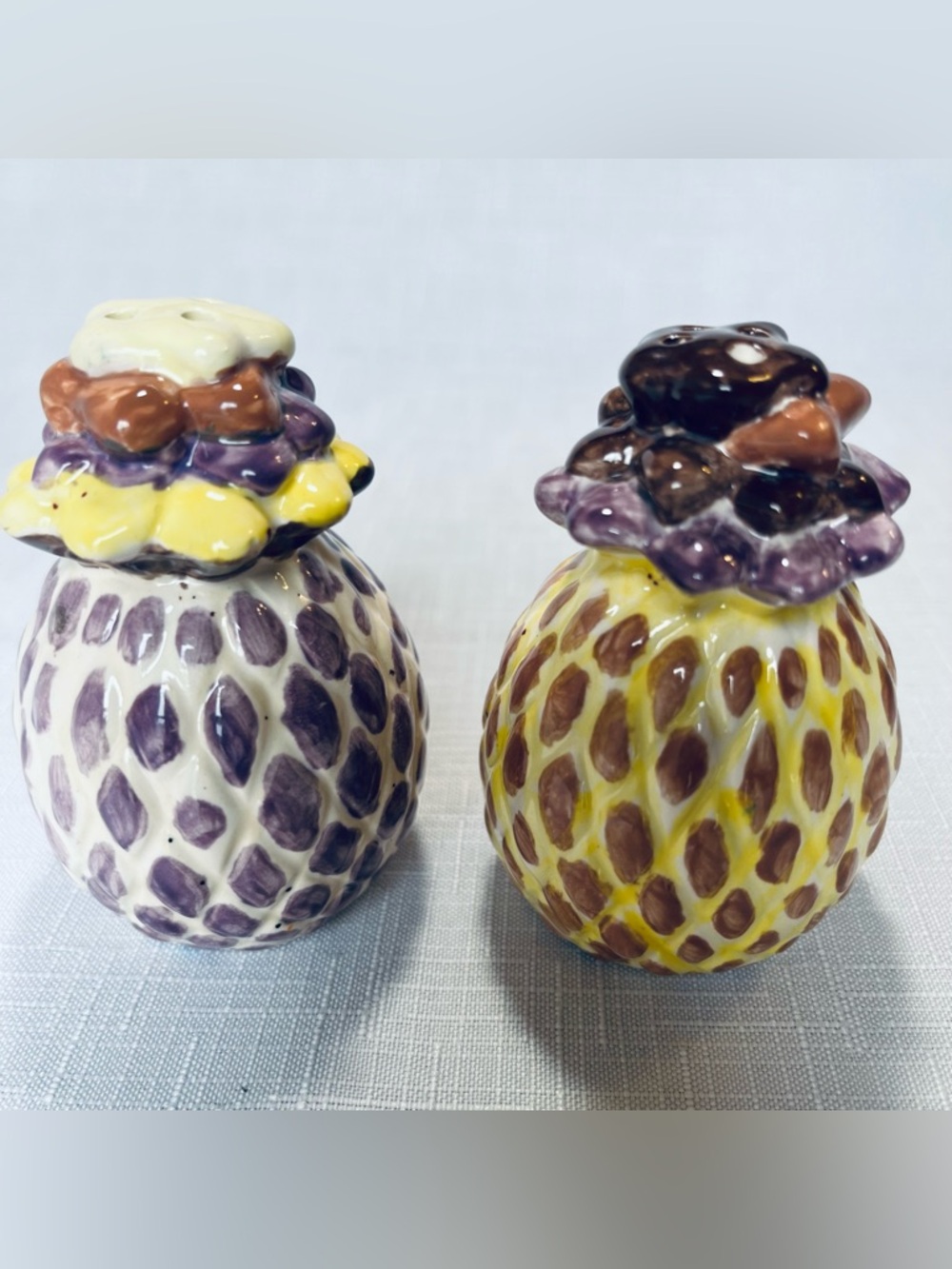 vintage collectible ceramic pineapple-shaped salt and pepper shaker,